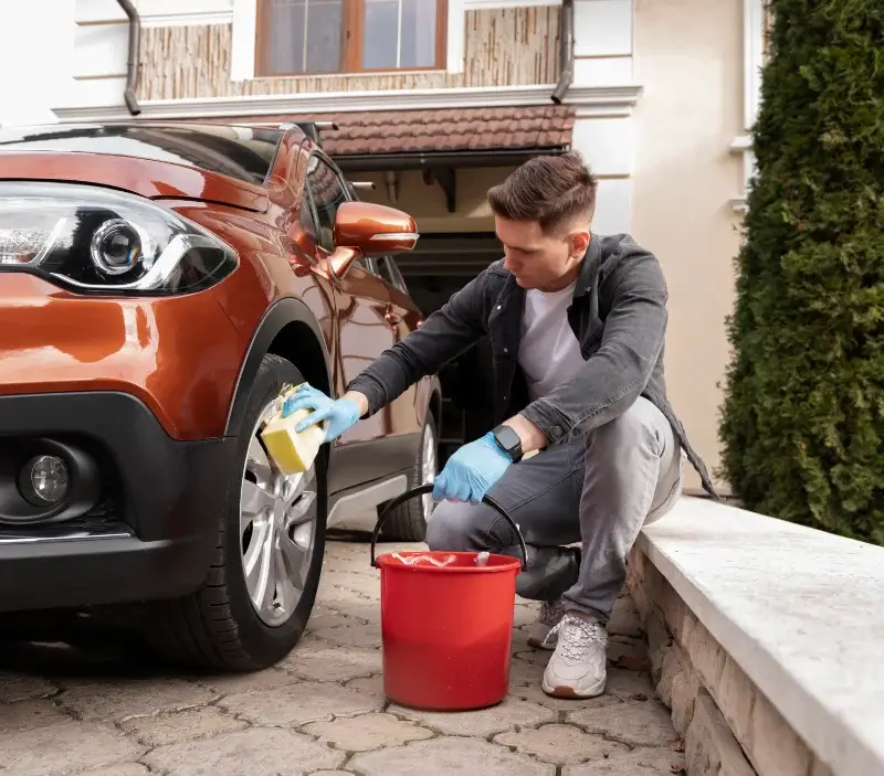 Lavage auto à domicile Allanche : professionnel intervenant sur un véhicule